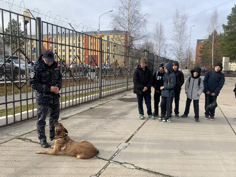 На экскурсии школьникам Белоярского рассказали о работе районной полиции