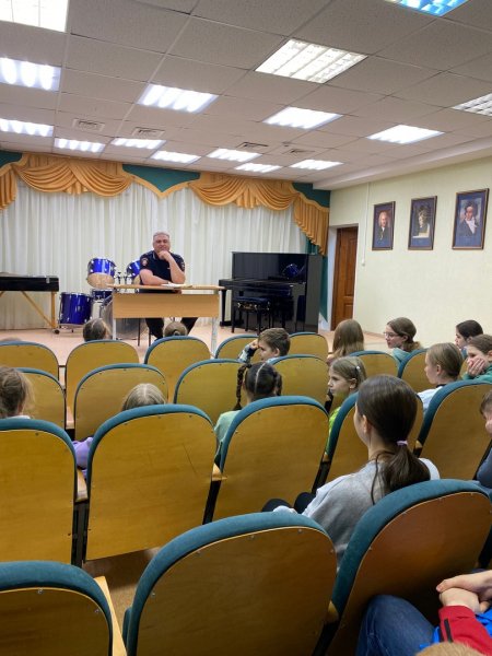 Участковый уполномоченный полиции п. Верхнеказымский Белоярского района побеседовал с юными музыкантами школы искусств